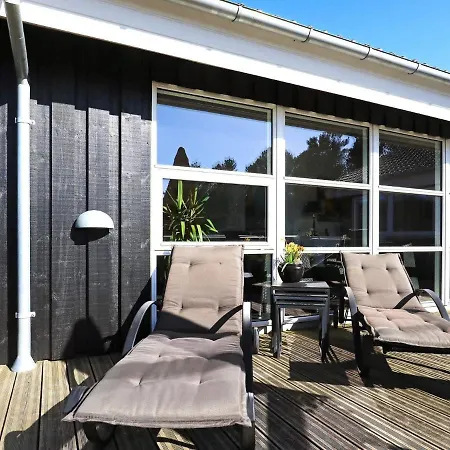 Three-bedroom Holiday In 51 Hébergement de vacances *